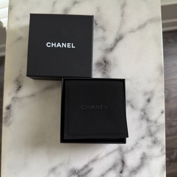 NWT Chanel 25K Black Enamel CC & Star Pendant Chain Earrings – Gold Tone, Rare - Picture 4 of 8